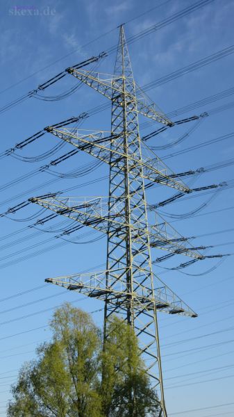 Überragender Freileitungsmast am Siegufer
Der Baum am Siegufer ist ca. 12-15 m hoch. Der Freileitungsmast steht ein gutes Stück dahinter und ist doch im Verhältnis absolut überragend. Aber was ist im Verhältnis wichtiger ? Der Sauerstoff vom Baum ... ? Die Stromversorgung ... ?

2019 [Siegufer_Troisdorf_20190418_IMG_0640] 
