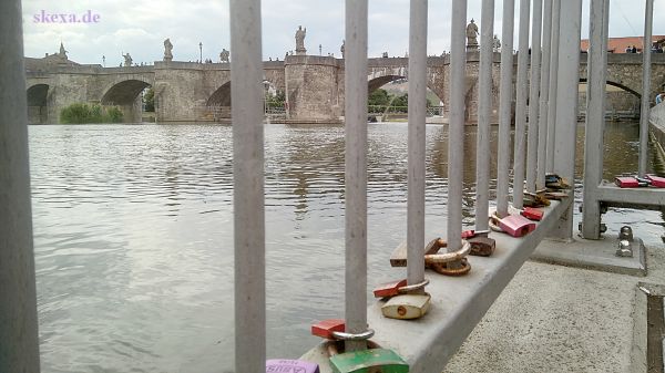 Würzburg - Alte Mainbrücke - Liebesschlösser am Mainufer
2017 [20170616_1645-Wuerzburg-Alte-Mainbruecke.jpg]
