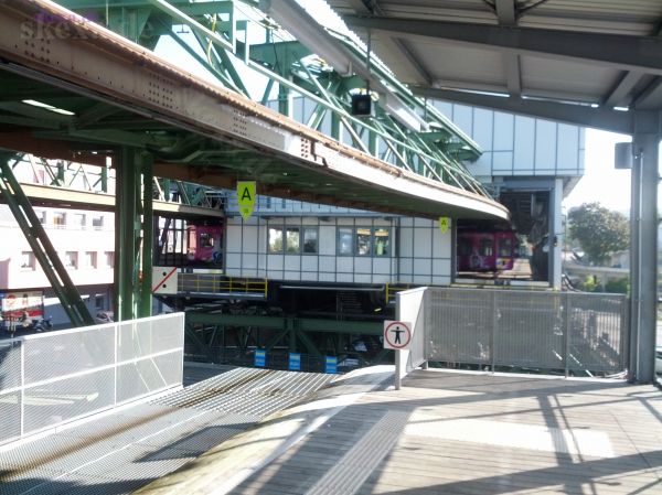 Schwebebahn wendet
2014 Tour Wuppertal
