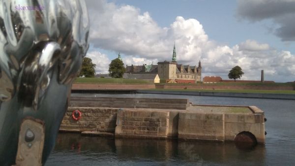 Dänemark - Helsingör - Blick des Bruders der Kleinen Meerjungfrau auf Schloss Kronborg
2018 Eurovisionsports
