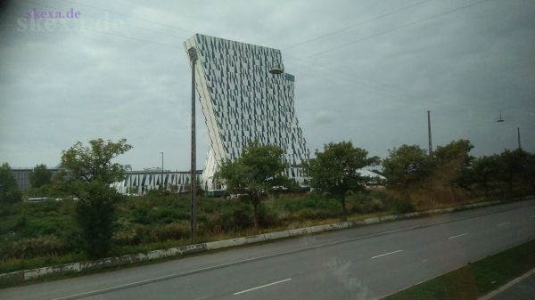 Dänemark - Kopenhagen - Das Bella Sky Hotel kann so gerade noch vom Strassenmast gestützt werden 
2018 Eurovisionsports
