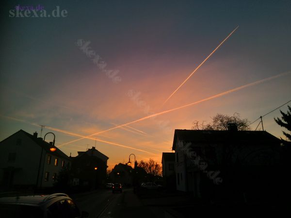 Troisdorf - Friedrich-Wilhelms-Hütte, Roncallistraße - Kondensstreifen am Abendhimmel (März 2017)
2017
