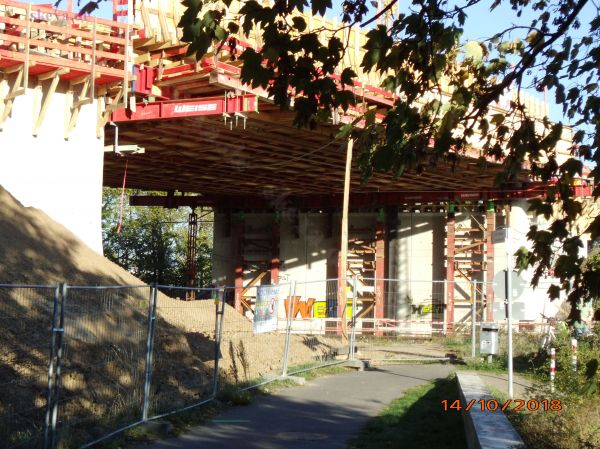 Neubau der Straßenüberführung Mendener Strasse über der Bahnstrecke Troisdorf-Bonn an der Sieg in Troisdorf Friedrich-Wilhelms-Hütte
Baustand Oktober 2018
